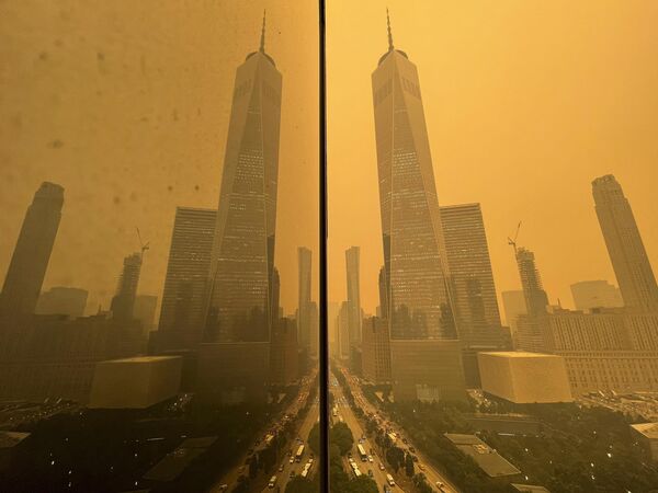 در این تصویر آینه ای در نمای یک ساختمان در نیویورک دود ناشی از آتش سوزی های جنگلی در کانادا را منعکس کرده است. - اسپوتنیک ایران  