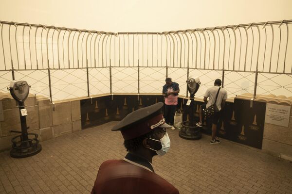 فردی که ماسک زده است در بیرون ساختمان امپایر استیت، در نیویورک ایستاده است. چهارشنبه، 7 ژوئن 2023 - اسپوتنیک ایران  