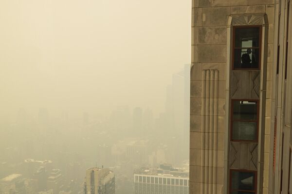 همانطور که از ساختمان امپایر استیت  در روز چهارشنبه عکس گرفته شده است، شهر نیویورک در دود پوشیده شده است. - اسپوتنیک ایران  