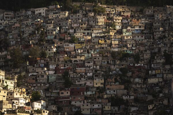 خانه‌ها روی دامنه تپه‌ای در پورتو پرنس، هائیتی، یکشنبه، 4 ژوئن 2023. (AP Photo/Ariana Cubillos) - اسپوتنیک ایران  