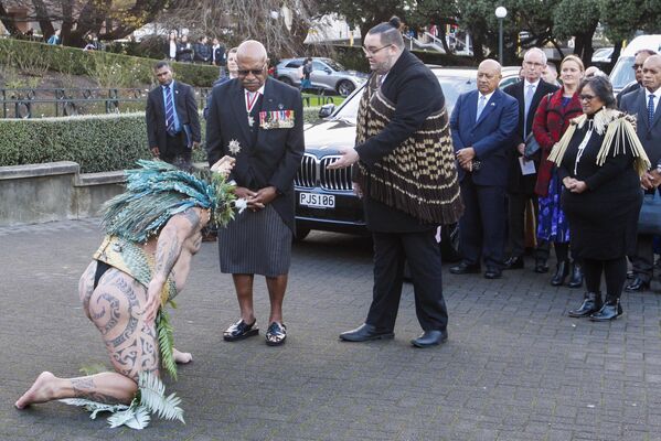 سیتینی رابوکا، نخست وزیر فیجی، در مرکز عکس، طی مراسم سنتی مائوری در ولینگتون، نیوزیلند در روز چهارشنبه، 7 ژوئن 2023 مورد استقبال قرار گرفت. (AP Photo/Nick Perry) - اسپوتنیک ایران  