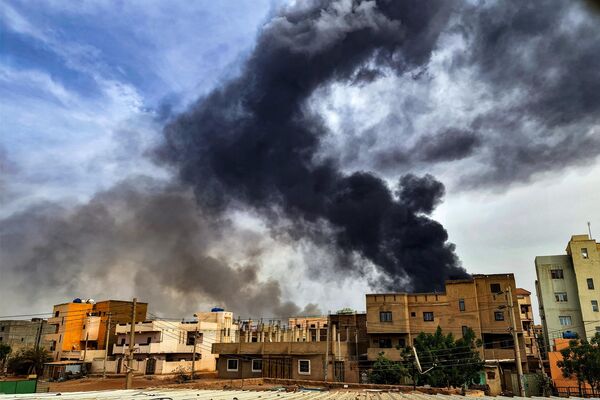 دود ناشی از آتش سوزی در انبار چوب در جنوب خارطوم در بحبوحه درگیری های مداوم در سودان در 7 ژوئن 2023 برمی خیزد. (عکس از خبرگزاری فرانسه) - اسپوتنیک ایران  