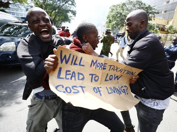 درگیری یک فعال کنیایی با افسران پلیس لباس شخصی در جریان اعتراض به لایحه مالی در نایروبی، کنیا، سه شنبه، 6 ژوئن 2023. (AP Photo/Brian Inganga) - اسپوتنیک ایران  