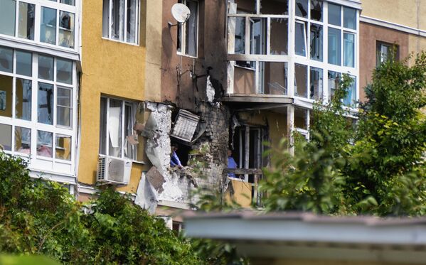  ساختمان مسکونی در مرکز شهر وارونژ که در اثر حمله پهپاد آسیب دیده است.الکساندر گوسف، فرماندار استان وارونژ اعلام کرد در نتیجه این حادثه  سه نفر بر اثر شکسته شدن شیشه جراحات جزئی دریافت کردند، اما از بستری شدن در بیمارستان خودداری کردند. اعلام شد  خسارات اصلی در طبقات دوم و سوم ساختمان بوده و چندین آپارتمان و یک مرکز اداری آسیب دیده است. - اسپوتنیک ایران  