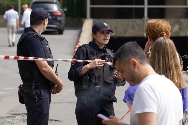 ماموران انتظامی در نزدیکی یک ساختمان مسکونی در مرکز وارونژ که در اثر حمله پهپاد آسیب دید.الکساندر گوسف، فرماندار استان وارونژ اعلام کرد در نتیجه این حادثه  سه نفر بر اثر شکسته شدن شیشه جراحات جزئی دریافت کردند، اما از بستری شدن در بیمارستان خودداری کردند. اعلام شد خسارات اصلی در طبقات دوم و سوم ساختمان بوده و چندین آپارتمان و یک مرکز اداری آسیب دیده است. - اسپوتنیک ایران  