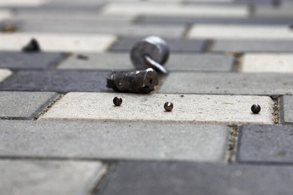 در حیاط  ساختمان مسکونی در مرکز ورونژ که در اثر حمله پهپاد آسیب دیده است. - اسپوتنیک ایران  