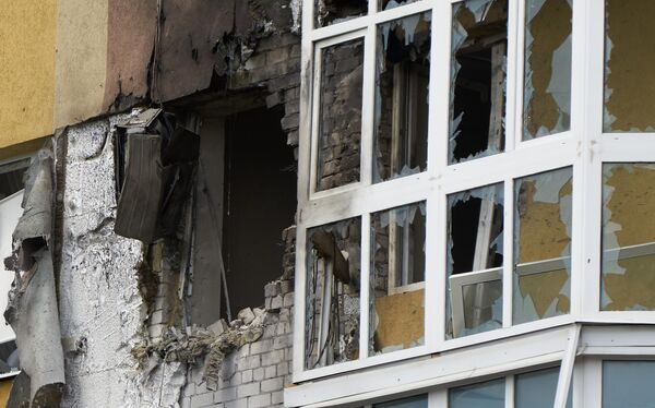 ساختمان مسکونی در مرکز شهر وارونژ که در اثر حمله پهپاد آسیب دیده است.الکساندر گوسف، فرماندار استان وارونژ اعلام کرد در نتیجه این حادثه  سه نفر بر اثر شکسته شدن شیشه جراحات جزئی دریافت کردند، اما از بستری شدن در بیمارستان خودداری کردند. اعلام شد  خسارات اصلی در طبقات دوم و سوم ساختمان بوده و چندین آپارتمان و یک مرکز اداری آسیب دیده است. - اسپوتنیک ایران  