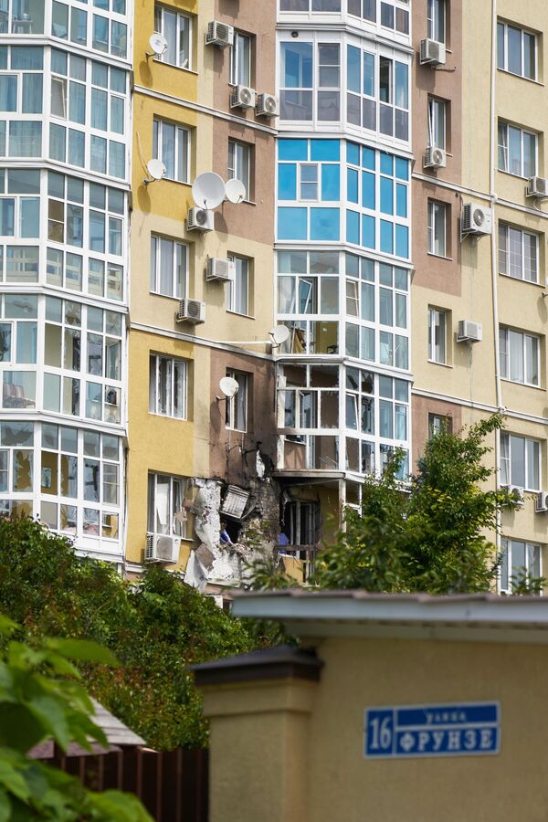 ساختمان مسکونی در مرکز شهر وارونژ که در اثر حمله پهپاد آسیب دیده است.الکساندر گوسف، فرماندار استان وارونژ اعلام کرد در نتیجه این حادثه  سه نفر بر اثر شکسته شدن شیشه جراحات جزئی دریافت کردند، اما از بستری شدن در بیمارستان خودداری کردند. اعلام شد  خسارات اصلی در طبقات دوم و سوم ساختمان بوده و چندین آپارتمان و یک مرکز اداری آسیب دیده است. - اسپوتنیک ایران  