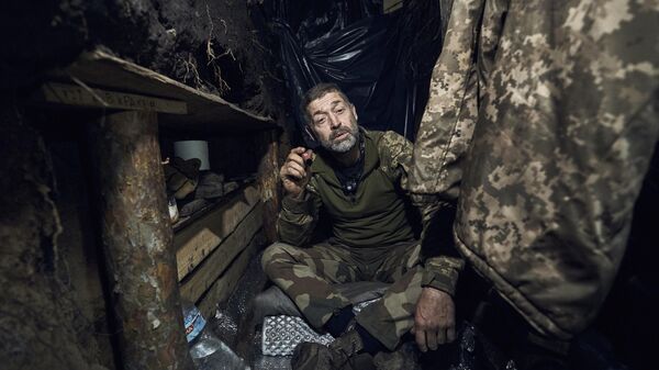 Украинский солдат в окопе под Артемовском - اسپوتنیک ایران  