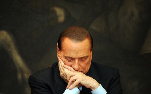 واکنش برلوسکونی، نخست وزیر سابق ایتالیا در مراسم رونمایی کتاب آنتونیو رازی به نام « دستان پاک من» در سال 2012 میلادی  در مجلس ایتالیا در روم. - اسپوتنیک ایران  
