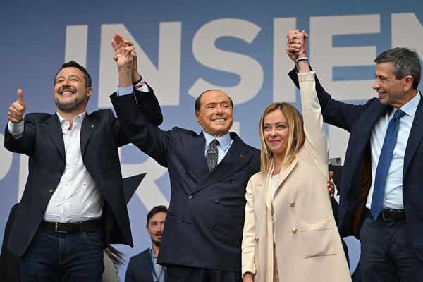 برلوسکونی در کنار دیگر کاندیدها در روم ایتالیا در سال 2022 میلادی. - اسپوتنیک ایران  