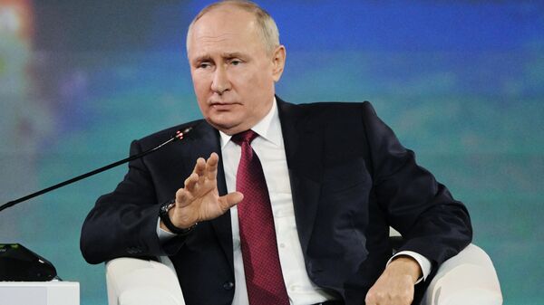 ПМЭФ-2023. Президент РФ В. Путин на пленарном заседании - اسپوتنیک ایران  