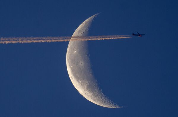 عبور یک هواپیما از کنار ماه در فرانکفورت، آلمان، سه شنبه، 13 ژوئن 2023. - اسپوتنیک ایران  