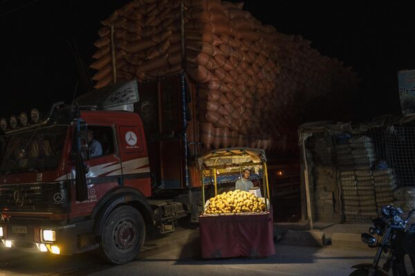 مرد انبه فروش در شهر قندهار افغانستان،  منتظر مشتری است. دوشنبه، 12 ژوئن 2023. - اسپوتنیک ایران  