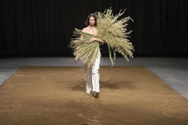 یک مدل  از کلکسیون مردانه بهار تابستان 2024 فدریکو سینا که در میلان ایتالیا، شنبه 17 ژوئن 2023 ارائه شده است - اسپوتنیک ایران  