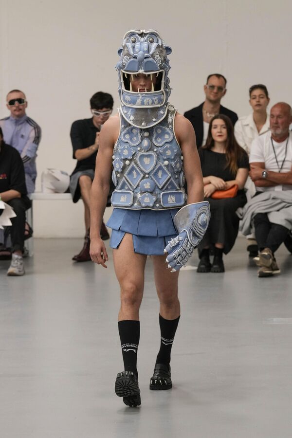 یک مدل از مجموعه بهار تابستان 2024 مردانه جفری لاوربوی که در میلان، ایتالیا، یکشنبه، 18 ژوئن 2023 ارائه شده است - اسپوتنیک ایران  