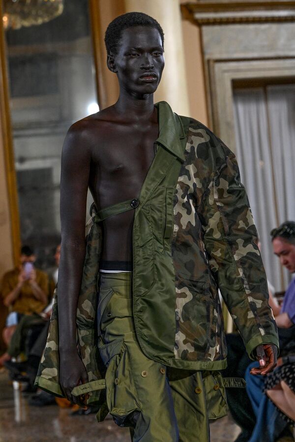 یک مدل در نمایش مد مردانه و زنانه اندرسون بل بهار - تابستان 2024 به عنوان بخشی از هفته مد در میلان در 18 ژوئن 2023 - اسپوتنیک ایران  