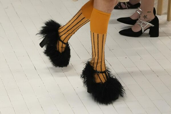 یک مدل از مجموعه بهار تابستان 2024 مردانه و زنانه Simon Cracker  در میلان، ایتالیا، یکشنبه، 18 ژوئن 2023 - اسپوتنیک ایران  