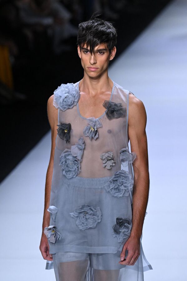 یک مدل در نمایش مد بهار - تابستان 2024 مردانه دولچه و گابانا در 17 ژوئن 2023  - اسپوتنیک ایران  