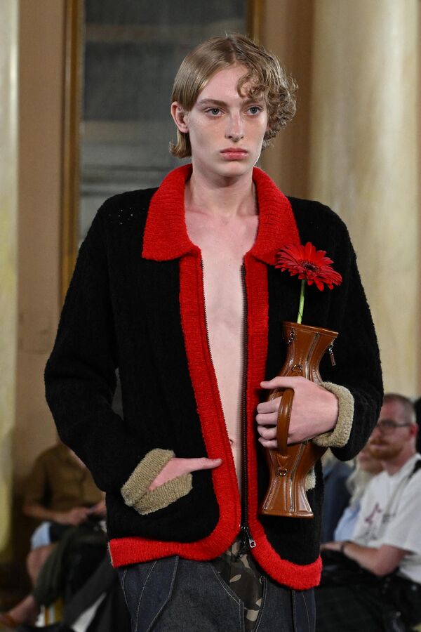 یک مدل در نمایش مد مردانه و زنانه اندرسون بل بهار - تابستان 2024 به عنوان بخشی از هفته مد در میلان در 18 ژوئن 2023  - اسپوتنیک ایران  