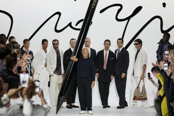 طراح جورجیو آرمانی در پایان فشن شوی مد مردانه جورجیو آرمانی بهار تابستان 2024 در میلان ایتالیا، دوشنبه 19 ژوئن 2023  - اسپوتنیک ایران  
