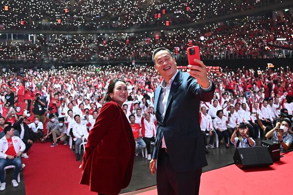 نامزدهای نخست وزیری حزب Pheu Thai Paetongtarn Shinawatra، کوچکترین دختر تاکسین شیناواترا، نخست وزیر سابق تایلند، و Srettha Thavisin در آخرین دوره مبارزات انتخاباتی حزب در بانکوک در 12 می 2023 - اسپوتنیک ایران  