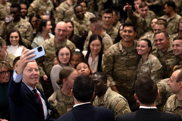 جو بایدن، رئیس‌جمهور ایالات متحده، پس از سخنرانی برای سربازان و خانواده‌هایشان در فورت لیبرتی، کارولینای شمالی، 9 ژوئن 2023 - اسپوتنیک ایران  