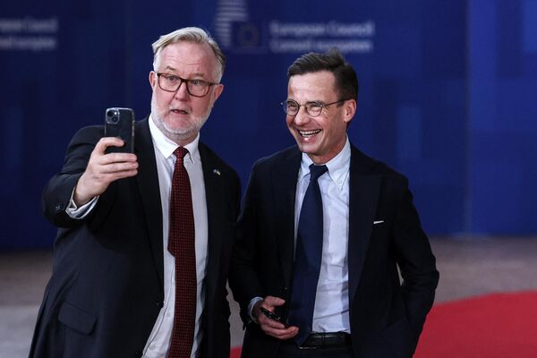 وزیر استخدام و ادغام سوئد، یوهان پرسون (چپ)  و نخست وزیر سوئد، اولف کریسترسسون، در جریان نشست اجتماعی سه جانبه، در مقر اتحادیه اروپا در بروکسل، در 22 مارس 2023 - اسپوتنیک ایران  