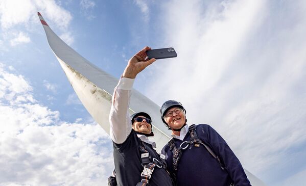 رئیس جمهور آلمان فرانک والتر اشتاین مایر (راست) و تورستن لوسن، مدیر عامل اپراتور مزرعه بادی Denker&amp;Wulf در جریان بازدید اشتاینمیر "به وقت محلی آلمان" در بالای توربین بادی 138 متری در Holtsee - اسپوتنیک ایران  