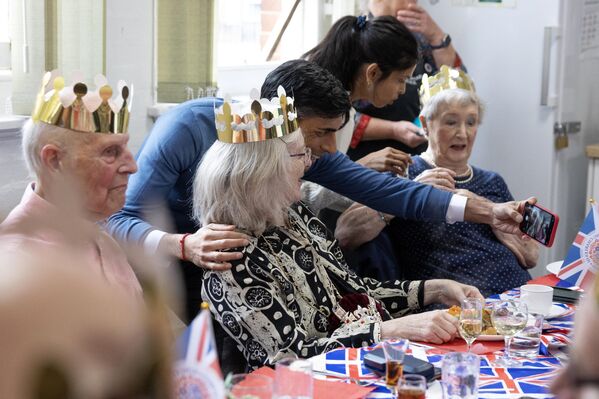 نخست وزیر بریتانیا، ریشی سوناک در طی بازدید از یک باشگاه در مرکز اجتماعی Mill End در Rickmansworth، در شمال غربی لندن  - اسپوتنیک ایران  