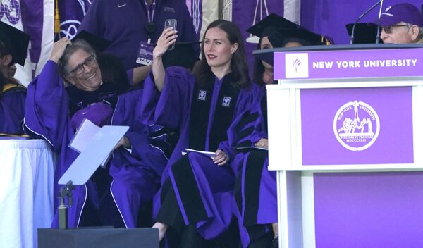 نخست وزیر فنلاند، سنا مارین، پس از دریافت مدرک افتخاری دکترای ادبیات انسانی، سلفی می گیرد. - اسپوتنیک ایران  