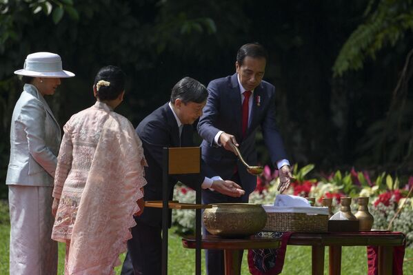 رئیس جمهور اندونزی جوکو ویدودو (به ناروهیتو امپراتور ژاپن کمک می کند تا دست های خود را بشوید در حالی که بانوی اول ایریانا و ملکه ژاپن ماساکو پس از یک مراسم درختکاری در کاخ ریاست جمهوری در بوگور در 19 ژوئن 2023 منتظر هستند. - اسپوتنیک ایران  