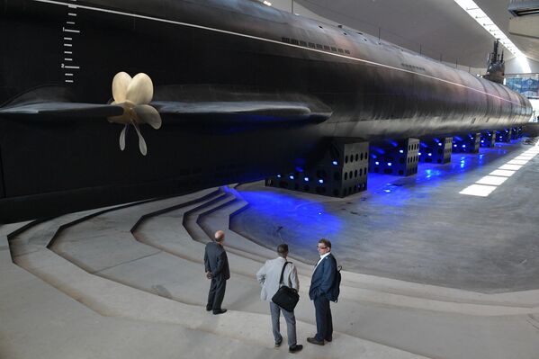 بازدیدکنندگان نمایشگاه بین المللی نیروی دریایی IMDS-2023 در شهر کرونشتات روسیه در کنار یک زیردریایی  - اسپوتنیک ایران  