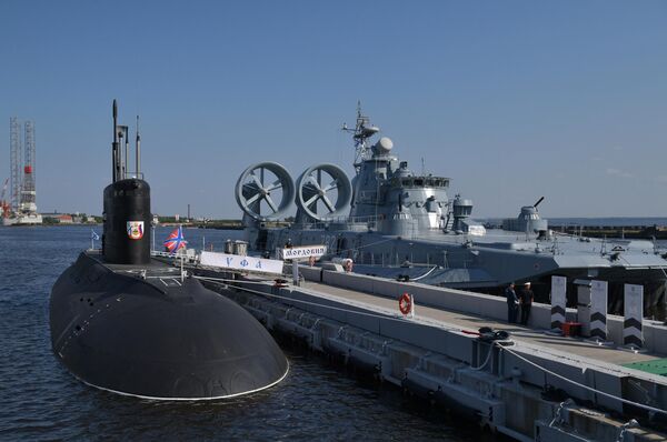 هواناو &quot;Mordovia&quot; و زیردریایی &quot;اوفا&quot; در بخش نمایش ناوها در نمایشگاه بین المللی نیروی دریایی IMDS-2023 در شهر کرونشتات روسیه - اسپوتنیک ایران  