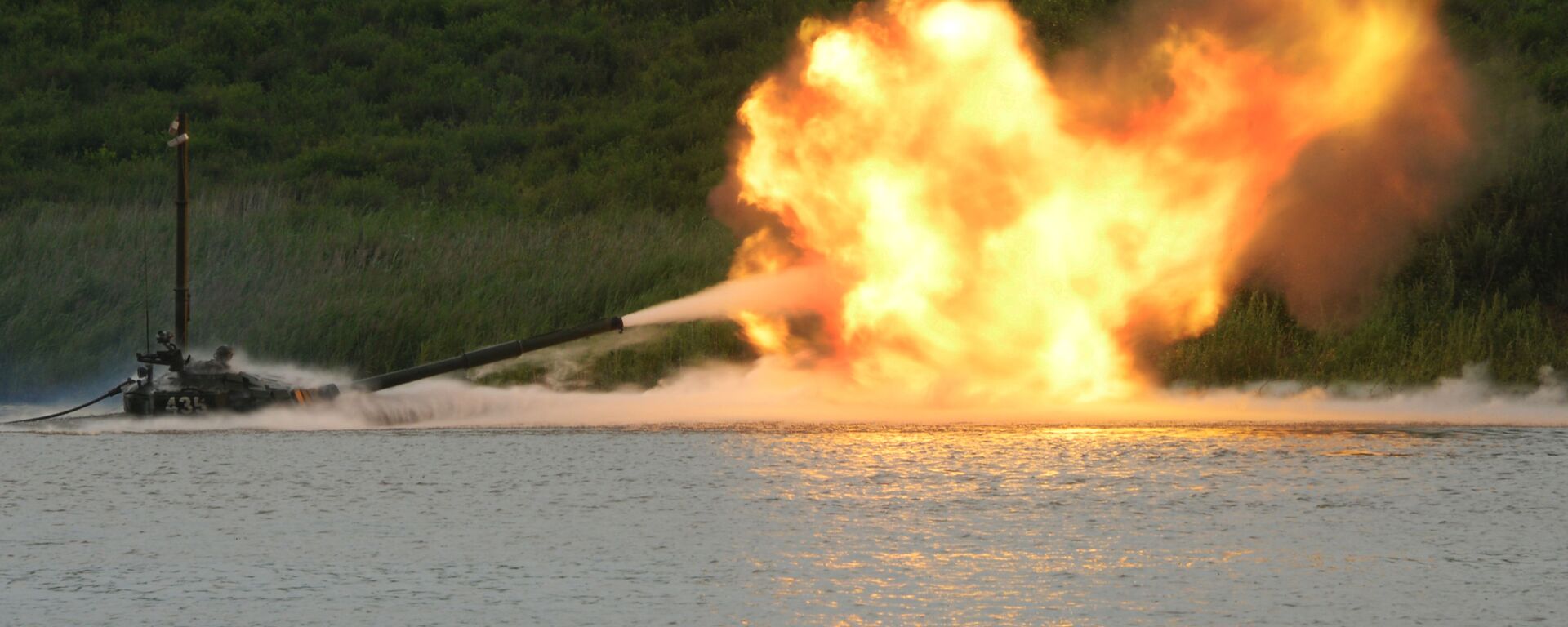 Танк Т-72 стреляет после преодоления водной преграды по дну во время показных учений 5-й общевойсковой армии по форсированию водных преград на Сергеевском полигоне в Приморском крае - اسپوتنیک ایران  , 1920, 24.06.2023