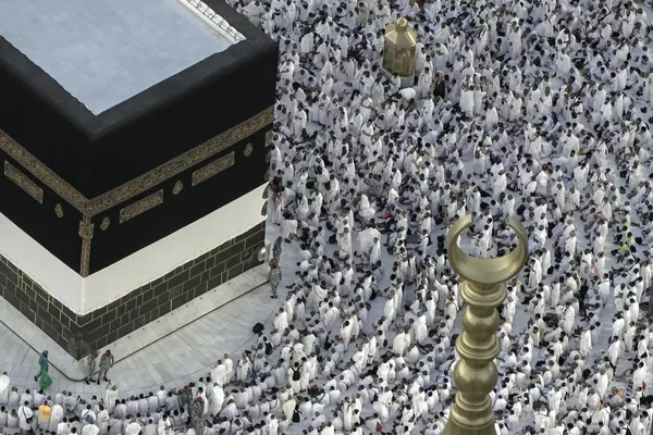 زائران مسلمان در مراسم سالانه حج در مکه، عربستان سعودی، پنجشنبه 22 ژوئن 2023، در مقابل کعبه در مسجد الحرام، نماز می خوانند. زائران مسلمان در مراسم سالانه حج در مکه، عربستان سعودی، پنجشنبه 22 ژوئن 2023، در مقابل کعبه در مسجد الحرام، نماز می خوانند. - اسپوتنیک ایران