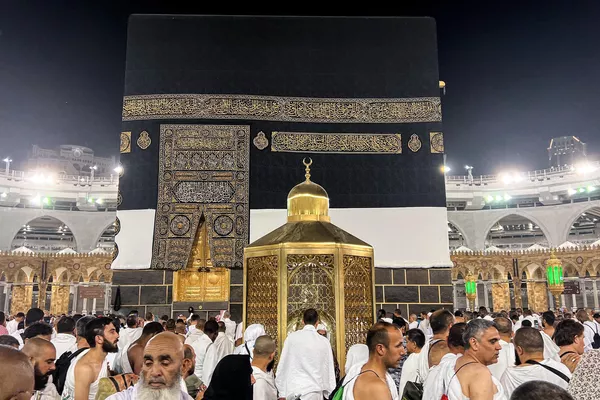 نمازگزاران و زائران مسلمان در 22 ژوئن 2023 در اطراف کعبه در شهر مقدس مکه گردهم می آیند نمازگزاران و زائران مسلمان در 22 ژوئن 2023 در اطراف کعبه در شهر مقدس مکه گردهم می آیند - اسپوتنیک ایران