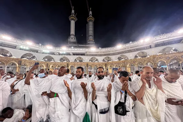 زائران مسلمان در 22 ژوئن 2023 در مسجد الحرام در شهر مقدس مکه نماز می خوانند. زائران مسلمان در 22 ژوئن 2023 در مسجد الحرام در شهر مقدس مکه نماز می خوانند. - اسپوتنیک ایران