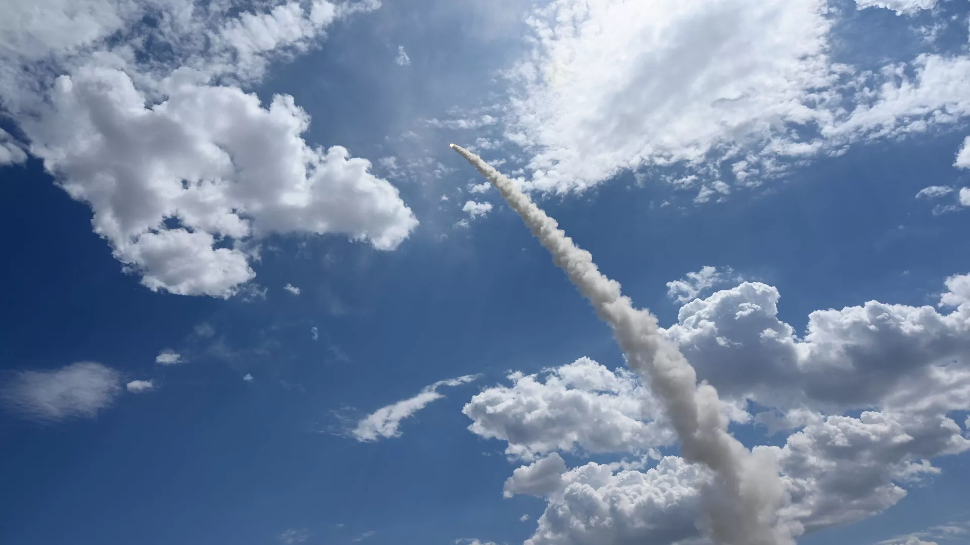 Боевая стрельба расчетов зенитных ракетных комплексов (ЗРК) С-300 Фаворит Южного военного округа (ЮВО) во время командно-штабных учений с 4-й армией ВВС и ПВО на полигоне Ашулук