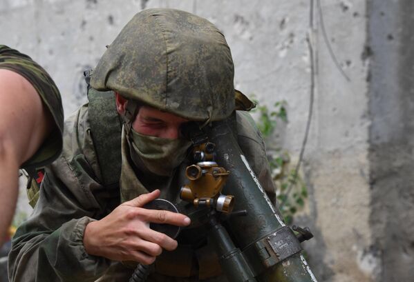 سربازان  ارتش روسیه در حال آماده کردن گلوله های خمپاره برای شلیک در راستای تاکتیکی آرتیوموفسک - اسپوتنیک ایران  