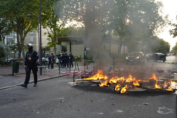 پلیس با تجهیزات ضد شورش پس از ناؤامی ها  در شهر نانتر، واقع در غرب پاریس، در 27 ژوئن 2023. این ناآرامی ها پس از آن رخ داد که پلیس فرانسه یک نوجوان 17 ساله را در اوایل روز 27 ژوئن در حومه پاریس پس از اینکه قوانین رانندگی را زیر پا گذاشت و خود روی خود را به دستور ماموران متوقف نکرد،  به ضرب گلوله کشت. - اسپوتنیک ایران  