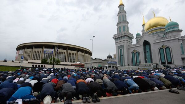 Мусульмане у Соборной мечети в Москве в день праздника Ураза-байрам - اسپوتنیک ایران  
