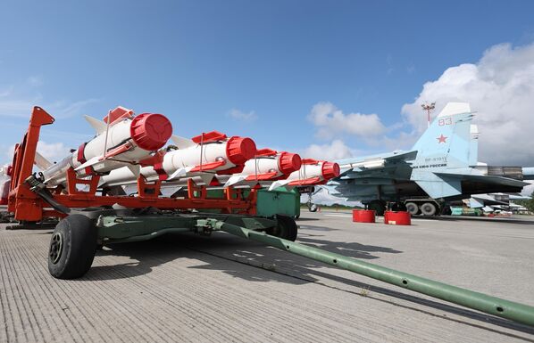 آماده کردن  پیش از پرواز جنگنده چند منظوره سوخوـ 27 نیروی دریایی روسیه در جریان رزمایش پروازی ـ تاکتیکی خدمه هواپیماهای جنگنده در شهر کالینینگراد روسیه - اسپوتنیک ایران  