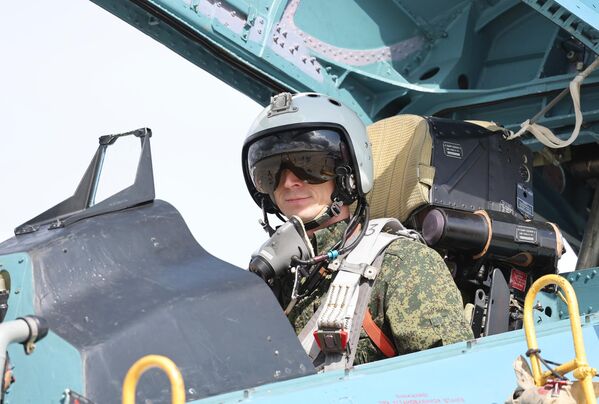 خلبان در جریان آماده شدن  پیش از پرواز با جنگنده چند منظوره سوخوـ 27 نیروی دریایی روسیه در رزمایش پروازی ـ تاکتیکی خدمه هواپیماهای جنگنده در شهر کالینینگراد روسیه - اسپوتنیک ایران  