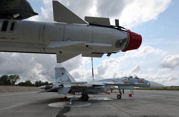 موشک همراه  جنگنده چند منظوره سوخوـ 27 نیروی دریایی روسیه در رزمایش پروازی ـ تاکتیکی خدمه هواپیماهای جنگنده در شهر کالینینگراد روسیه - اسپوتنیک ایران  