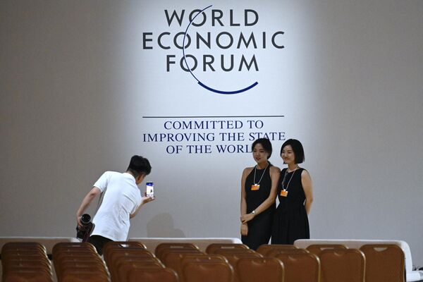 شرکت کنندگان پس از مراسم افتتاحیه مجمع جهانی اقتصاد (WEF) در تیانجین در 27 ژوئن 2023 عکس می گیرند. - اسپوتنیک ایران  