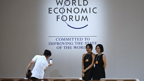 Посетители на ежегодной конференции новых мировых лидеров Всемирного экономического форума в Тяньцзине, Китай - اسپوتنیک ایران  