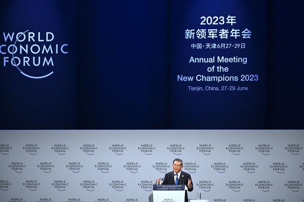 لی کیانگ، نخست وزیر چین، سخنرانی خود را در مراسم افتتاحیه مجمع جهانی اقتصاد (WEF) در تیانجین در 27 ژوئن 2023 ایراد می کند. - اسپوتنیک ایران  
