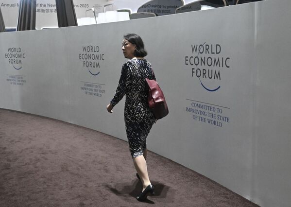 زنی  از مرکز همایش و نمایشگاه میجیانگ در جریان نشست سالانه قهرمانان جدید مجمع جهانی اقتصاد در تیانجین در 27 ژوئن 2023 بازدید می کند. - اسپوتنیک ایران  