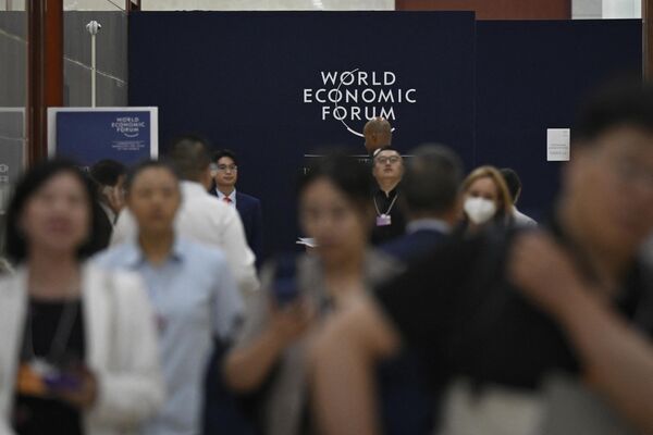 مردم در طول نشست سالانه قهرمانان جدید مجمع جهانی اقتصاد در تیانجین در 28 ژوئن 2023 در مرکز کنوانسیون و نمایشگاه میجیانگ قدم می زنند.  - اسپوتنیک ایران  